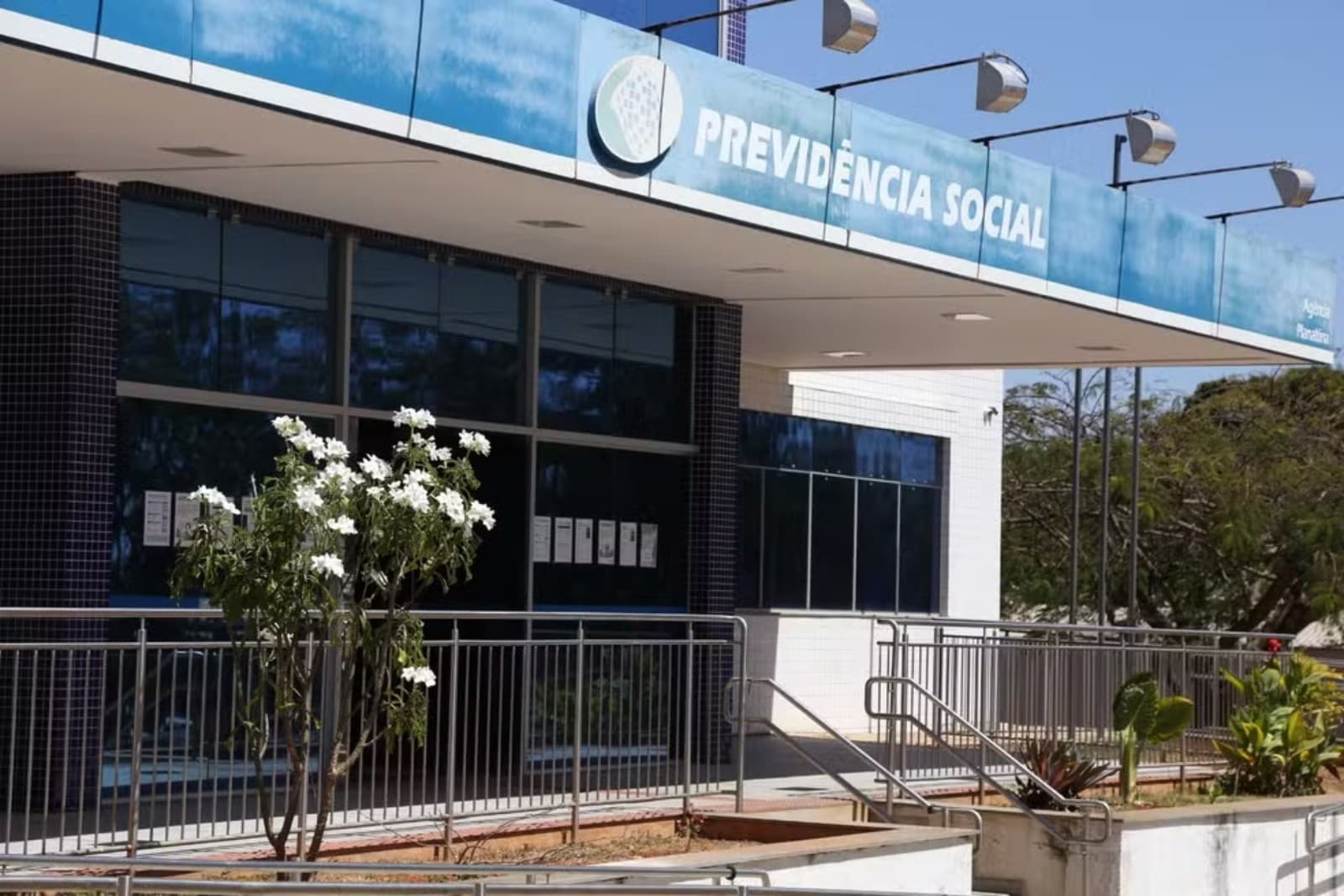 Polícia Federal encontra R$ 287 mil escondidos em sacos de lixo na casa de servidor do INSS em Pernambuco