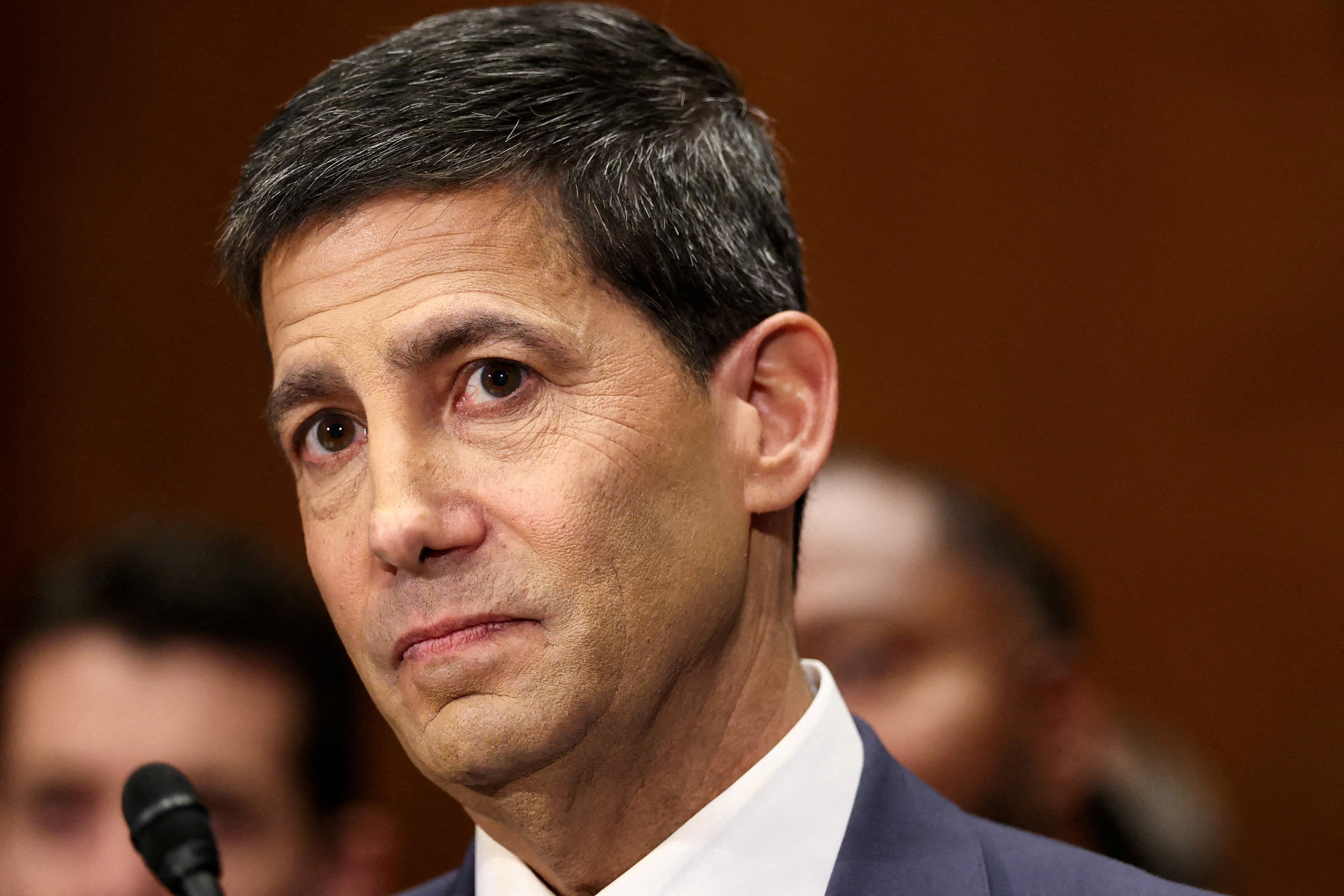 Nova gestão no Federal Reserve: Kevin Warsh assume comando sob pressão e desafios econômicos