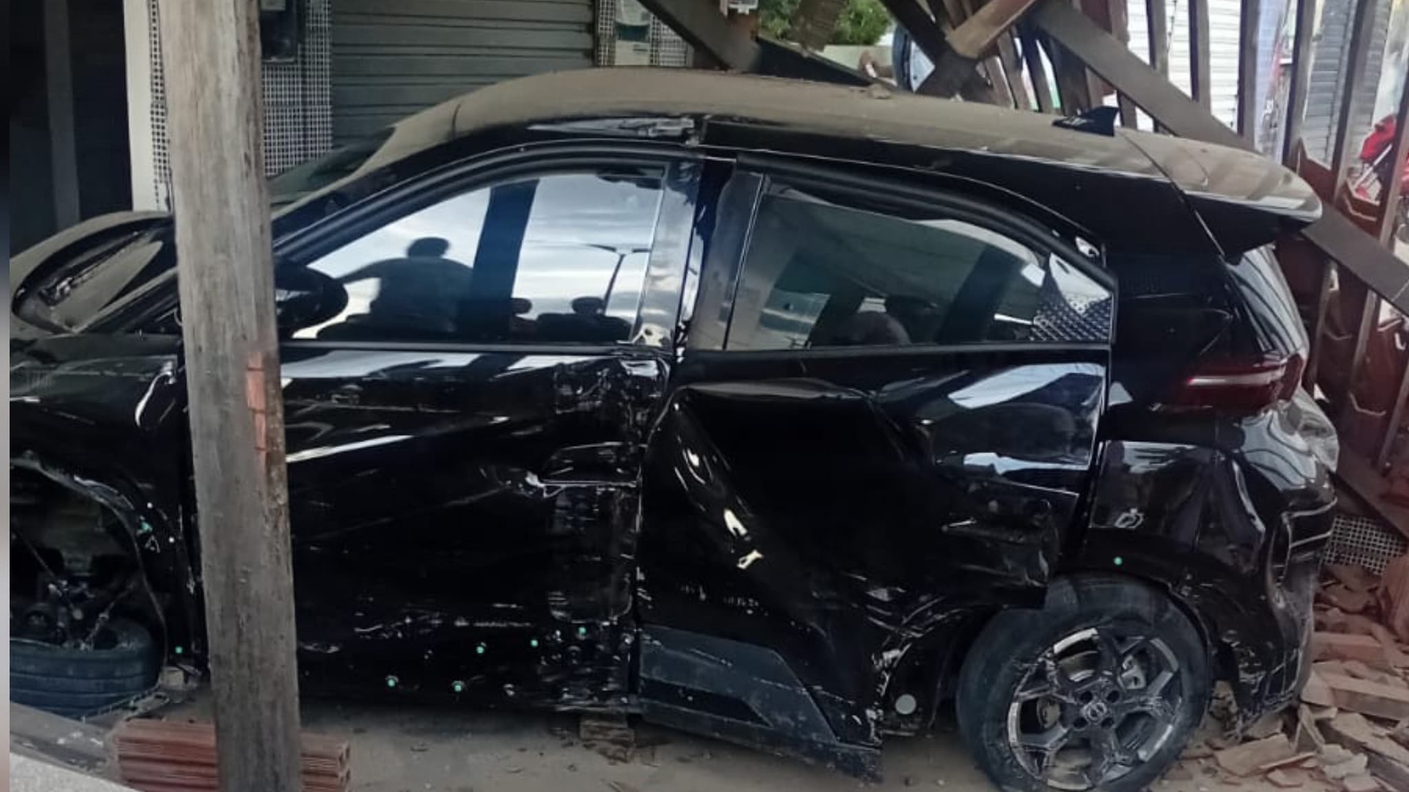 Carro invade área externa de bar em Arcoverde