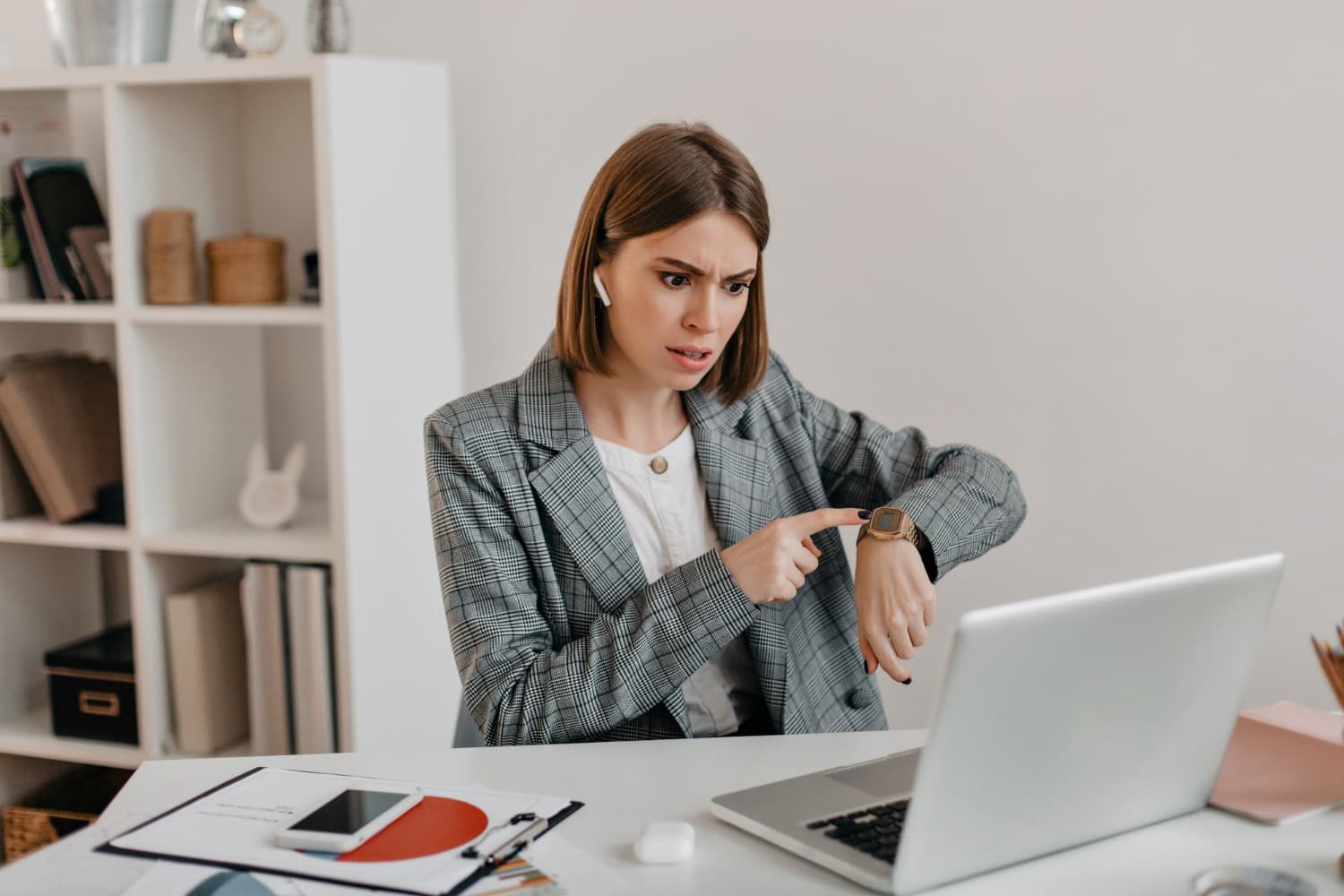 Trabalhar mais para evitar a IA? Especialistas alertam que estratégia pode ser ineficaz