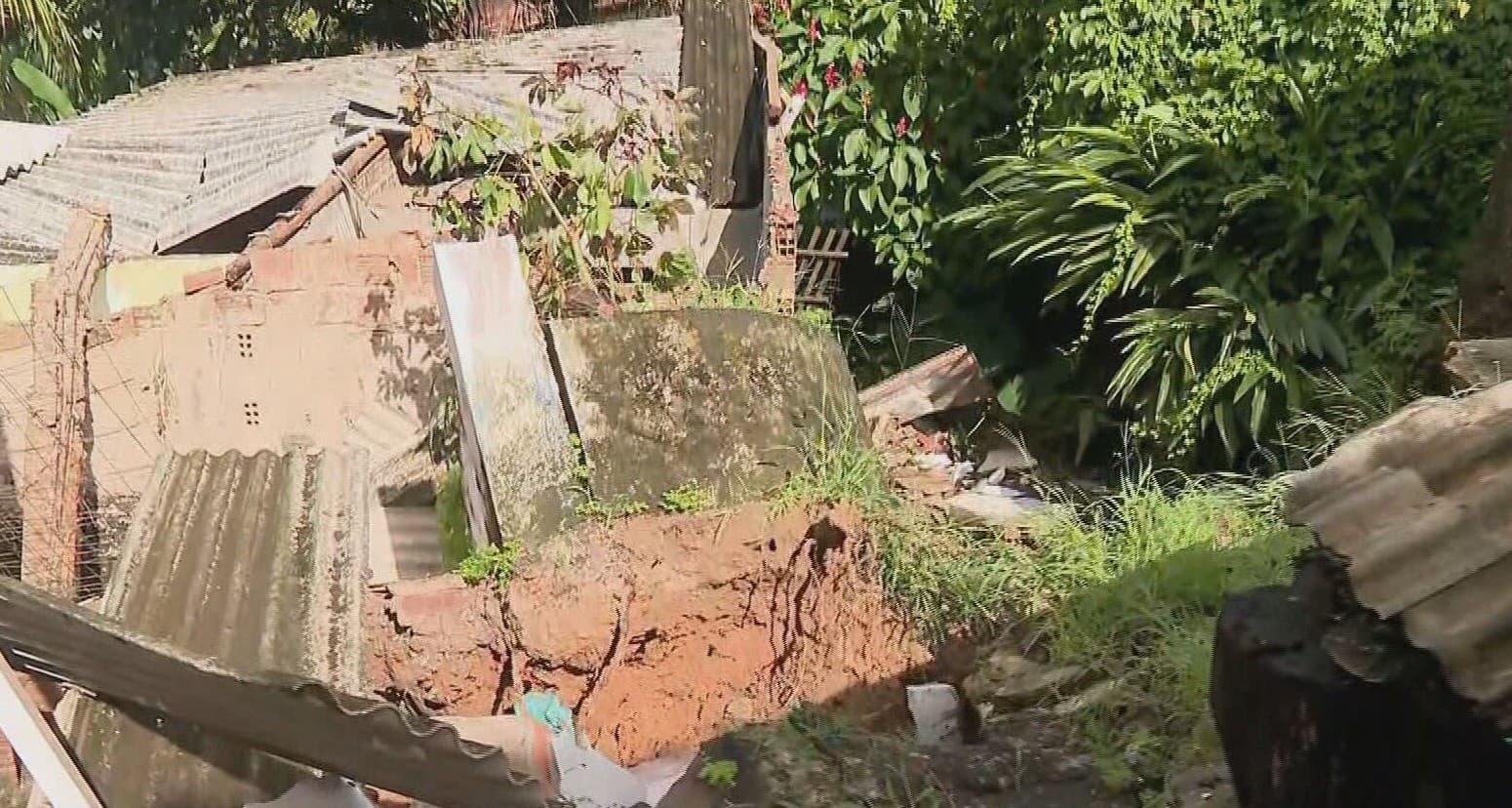 Temporal causa alagamentos e suspensão de aulas na Região Metropolitana do Recife