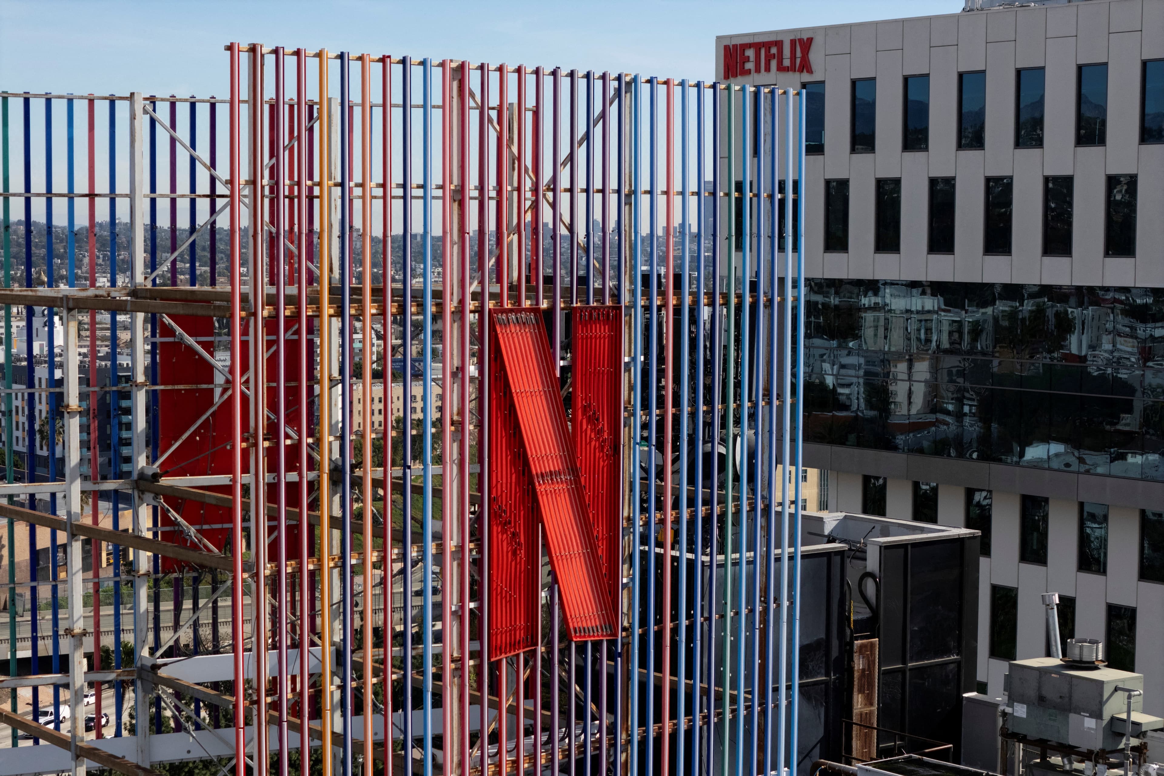 Netflix enfrenta turbulência no mercado após projeções moderadas e saída de cofundador
