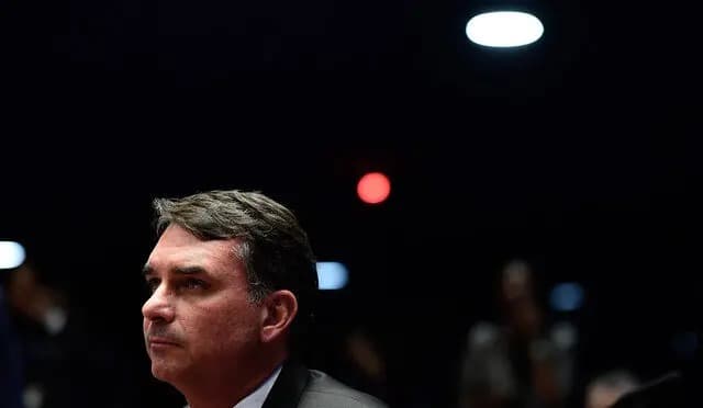Flávio Bolsonaro consolida pré-candidatura à Presidência e redesenha disputa eleitoral de 2026