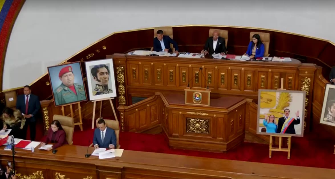 Parlamento da Venezuela aprova lei de anistia para presos políticos após 27 anos