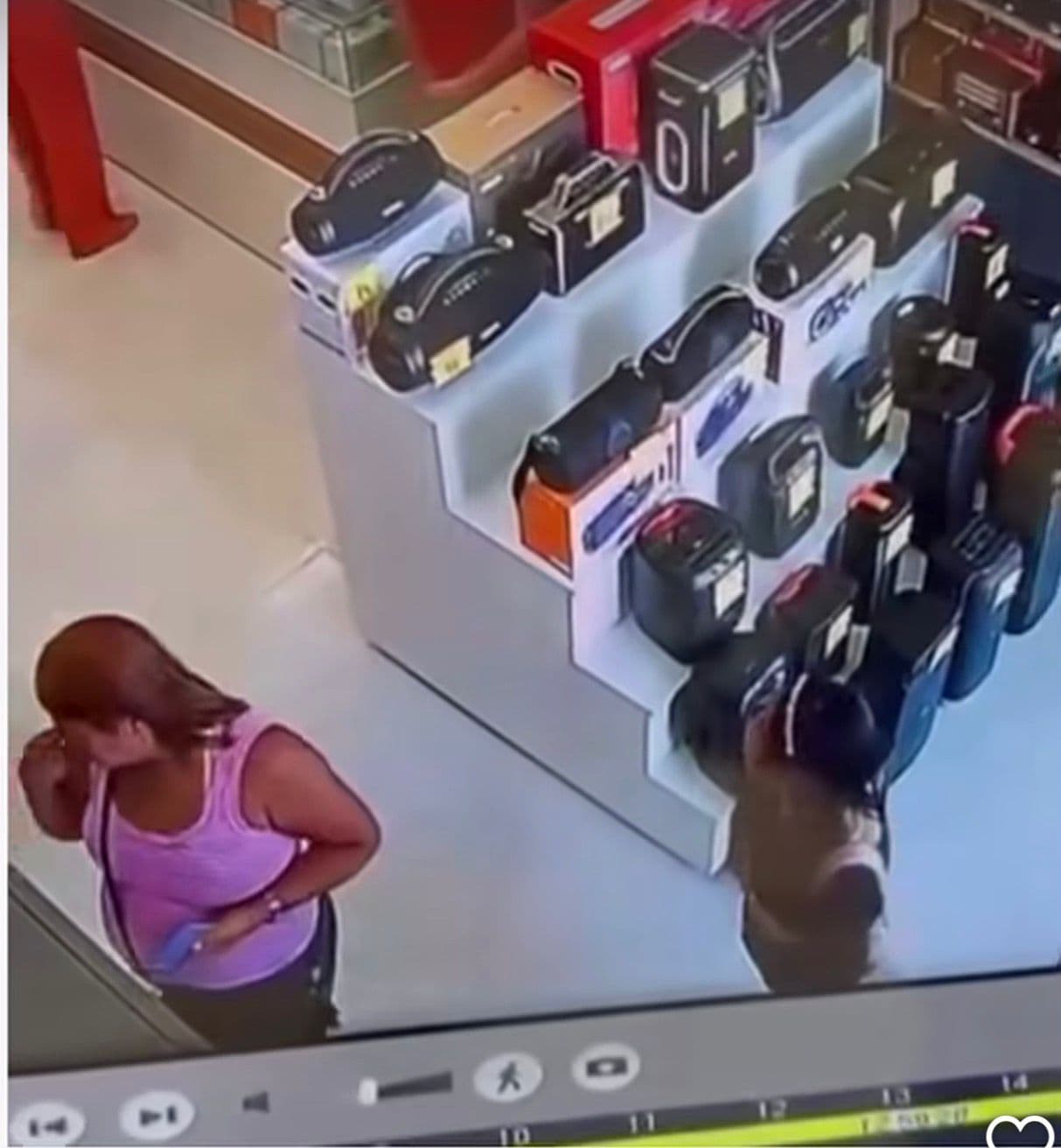 INSEGURANÇA NO CENTRO: Onda de Furtos Preocupa Comerciantes de Arcoverde; Dupla é Flagrada Agindo em Loja