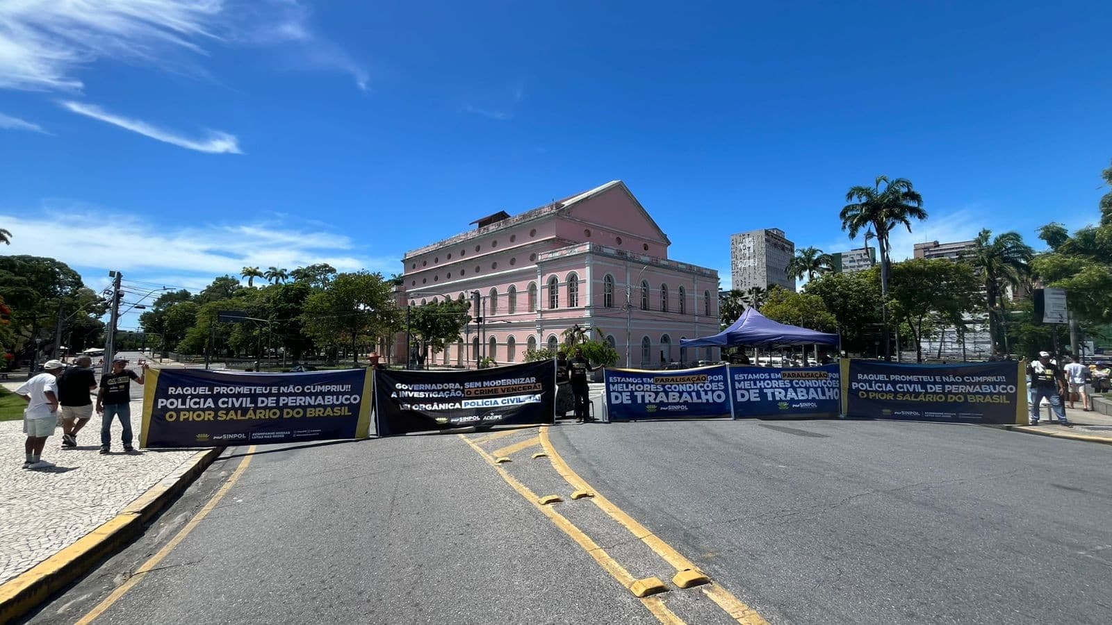 Paralisação da Polícia Civil causa bloqueio na Ponte Princesa Isabel no Recife
