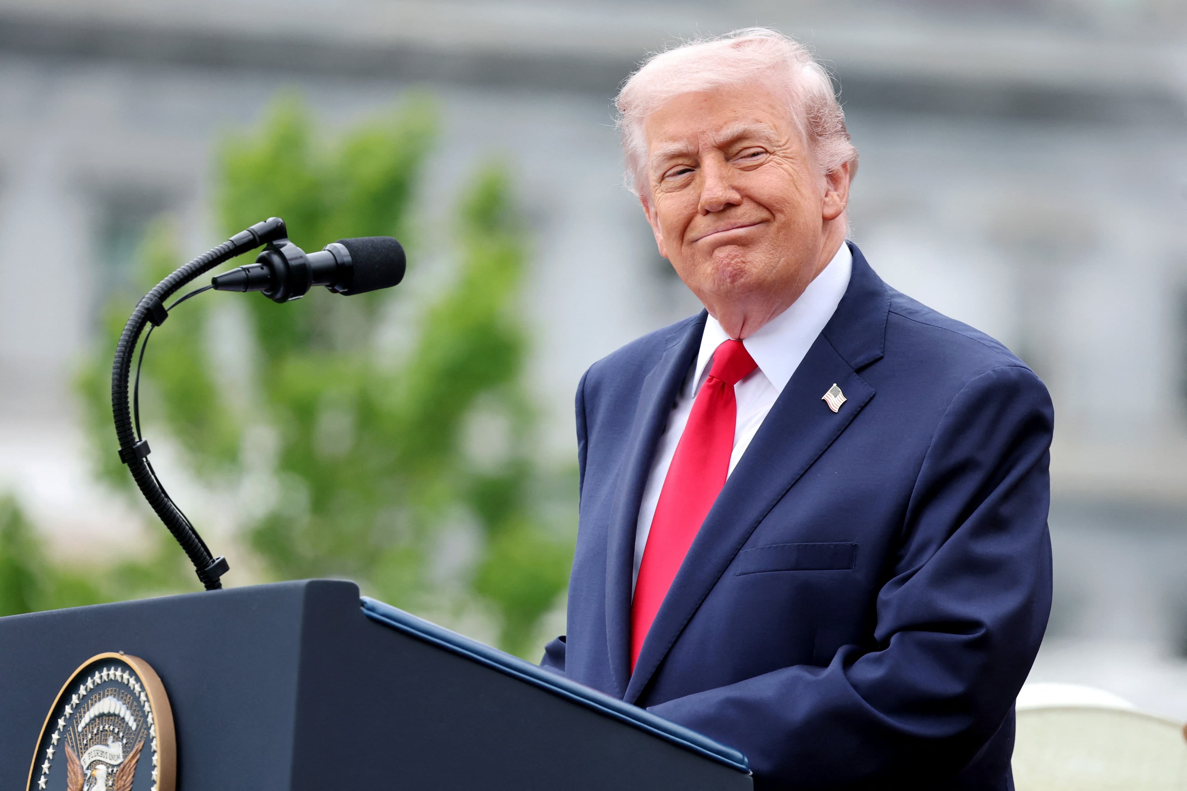 Trump anuncia fim de tarifas sobre uísque entre Escócia e Kentucky após encontro com monarquia britânica