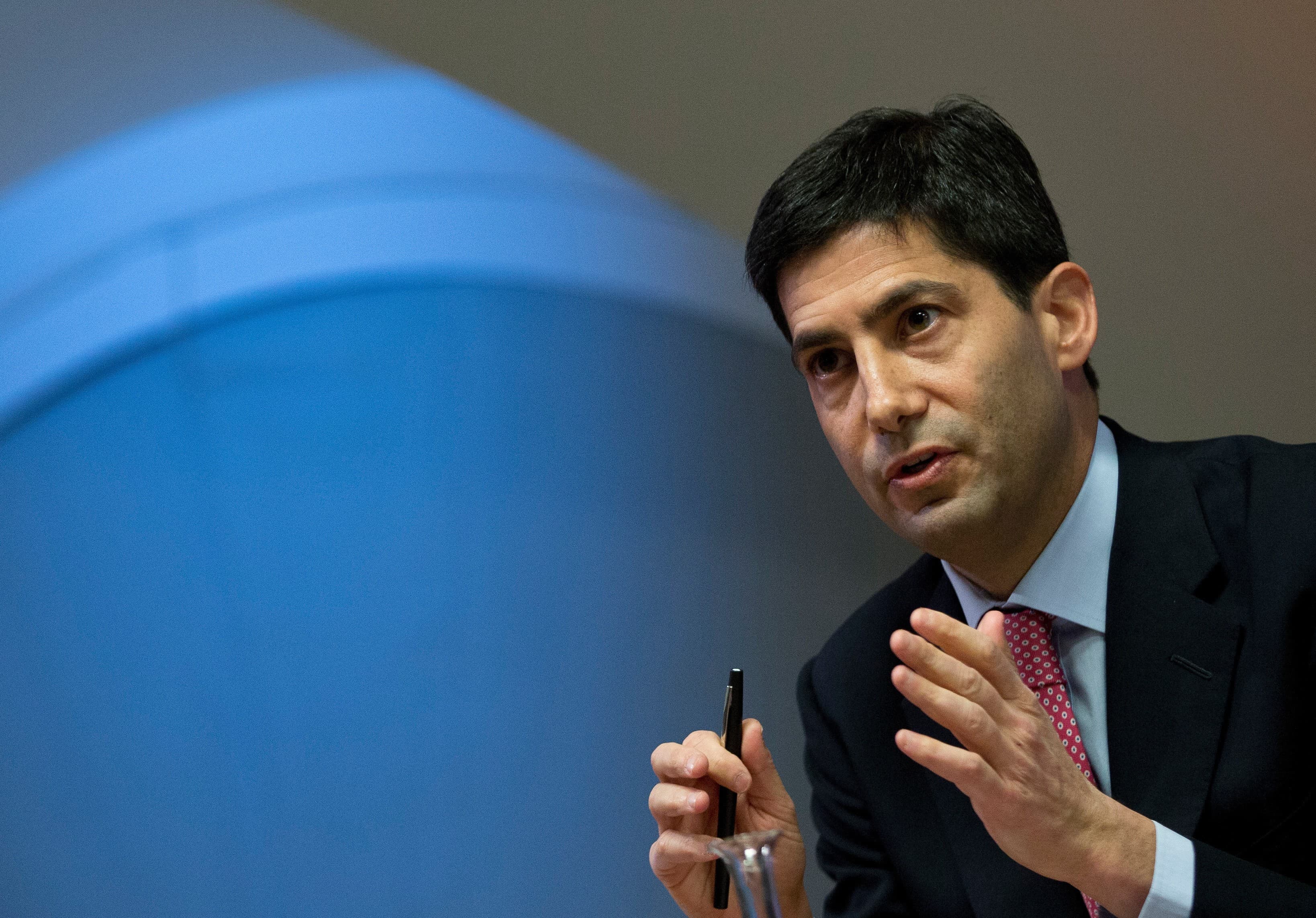 Kevin Warsh assume a presidência do Federal Reserve com foco em nova política monetária
