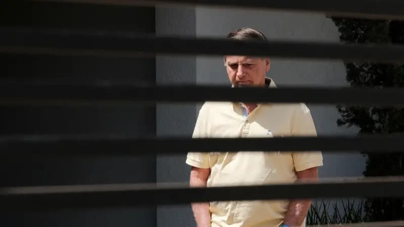 Jair Bolsonaro é preso preventivamente pela Polícia Federal após decisão de Alexandre de Moraes