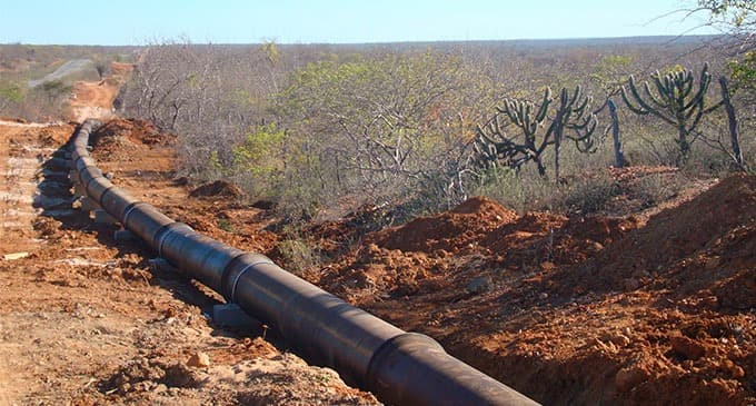 Operação da Compesa com apoio da SDS combate ligações clandestinas e recupera vazão de água em Serra Talhada