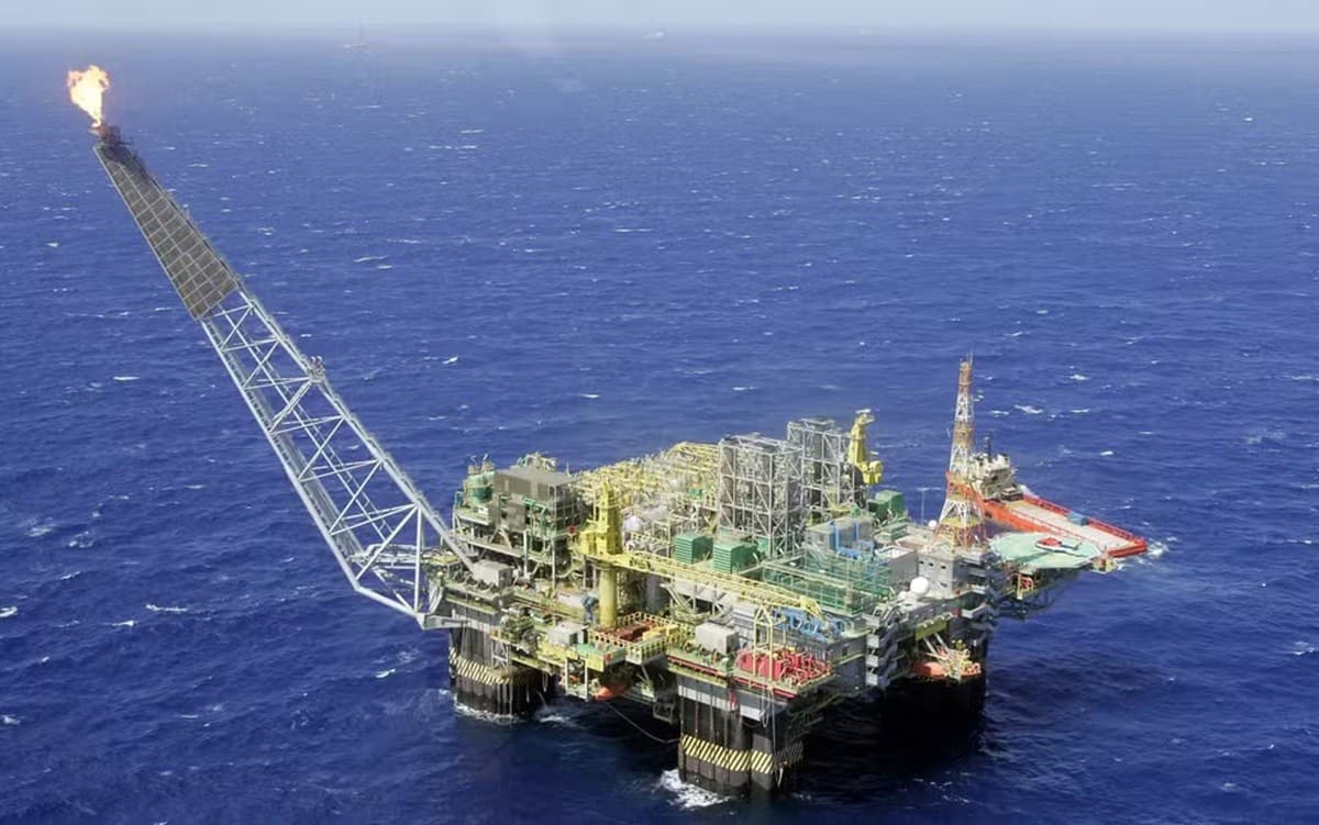 Mercado global de petróleo oscila diante de tensões geopolíticas no Oriente Médio