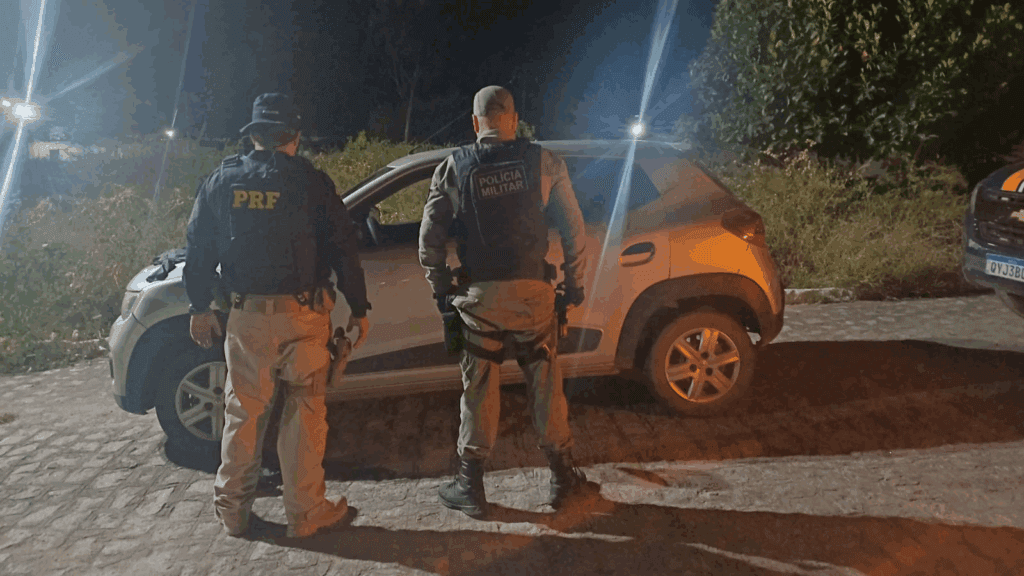 PERSEGUIÇÃO E TIROS: PRF e PM Apreendem Carro Ilegal e Balaclavas Após Troca de Tiros na BR-232, em Sanharó