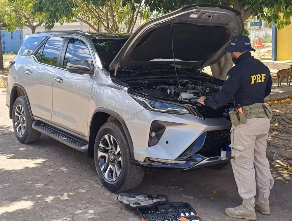 PRF recupera caminhonete de luxo roubada na BR-232, em Salgueiro