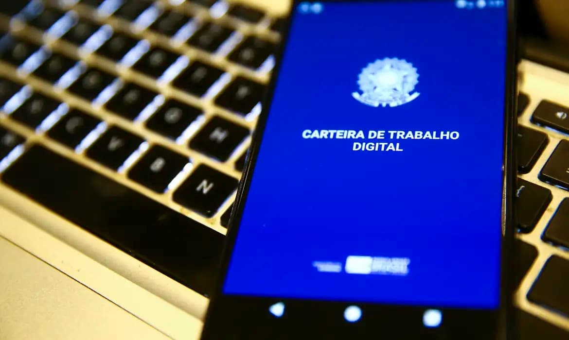 Mercado de trabalho brasileiro registra saldo positivo de 228 mil vagas em março