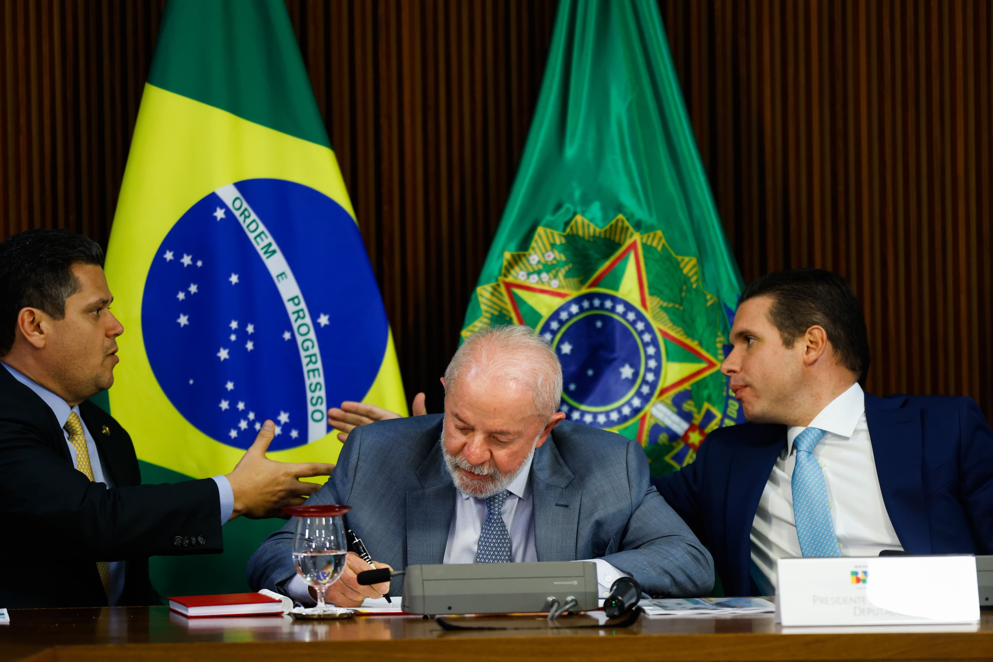 Davi Alcolumbre resiste a tramitação rápida da PEC que extingue a escala 6x1 no Senado