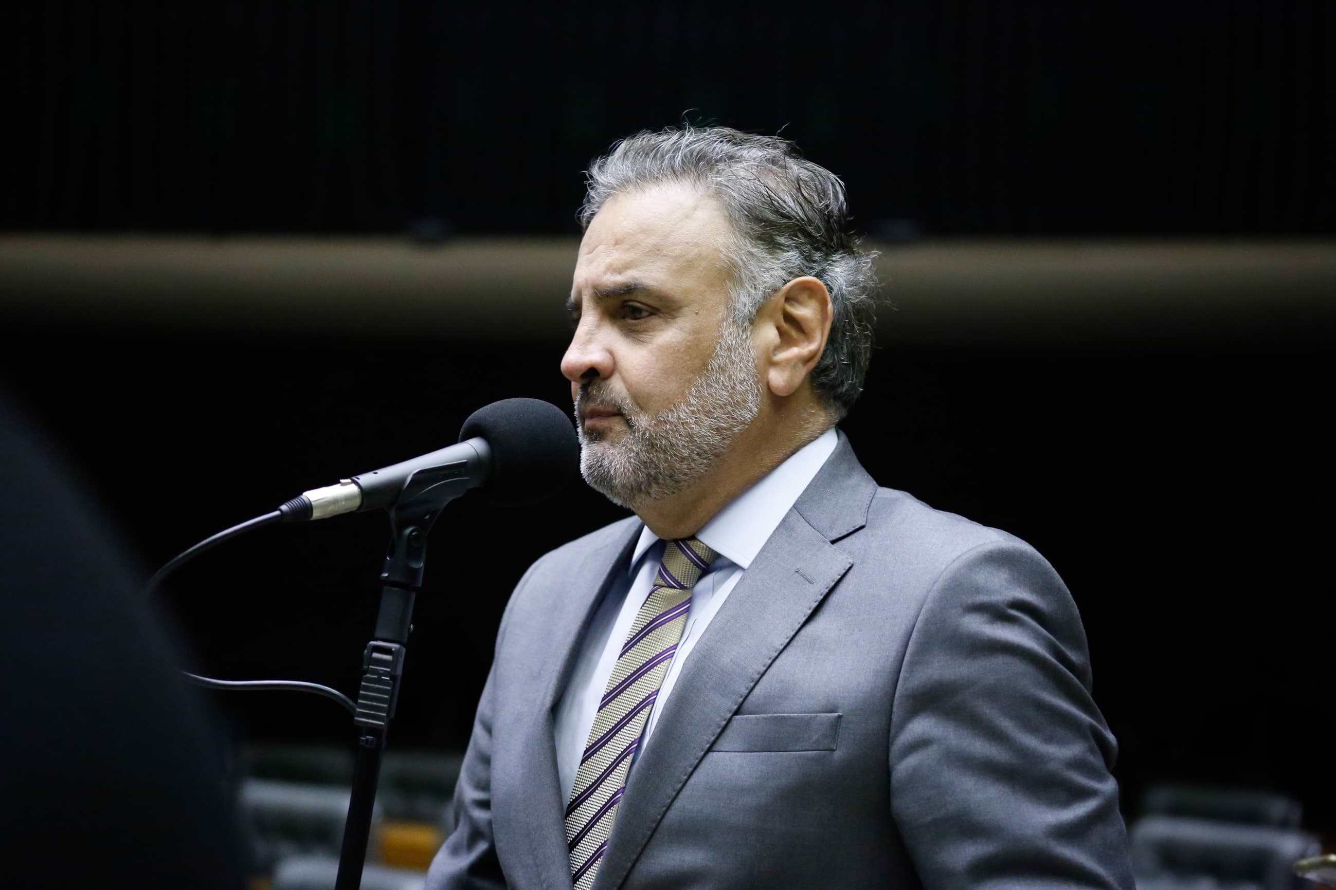 PSDB de São Paulo anuncia apoio à pré-candidatura de Aécio Neves para 2026