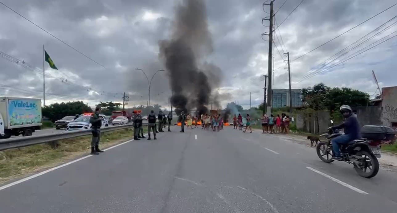 Protestos bloqueiam grandes vias do Recife em cobrança por auxílio-chuva