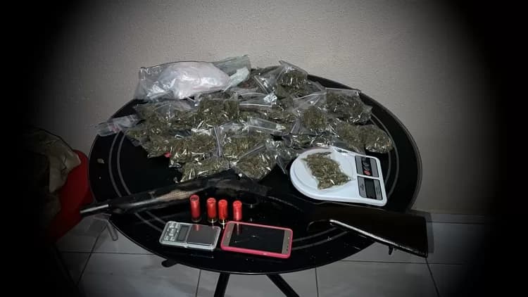 Polícia Militar apreende armas, drogas e prende dois homens no Centro do Cabo de Santo Agostinho