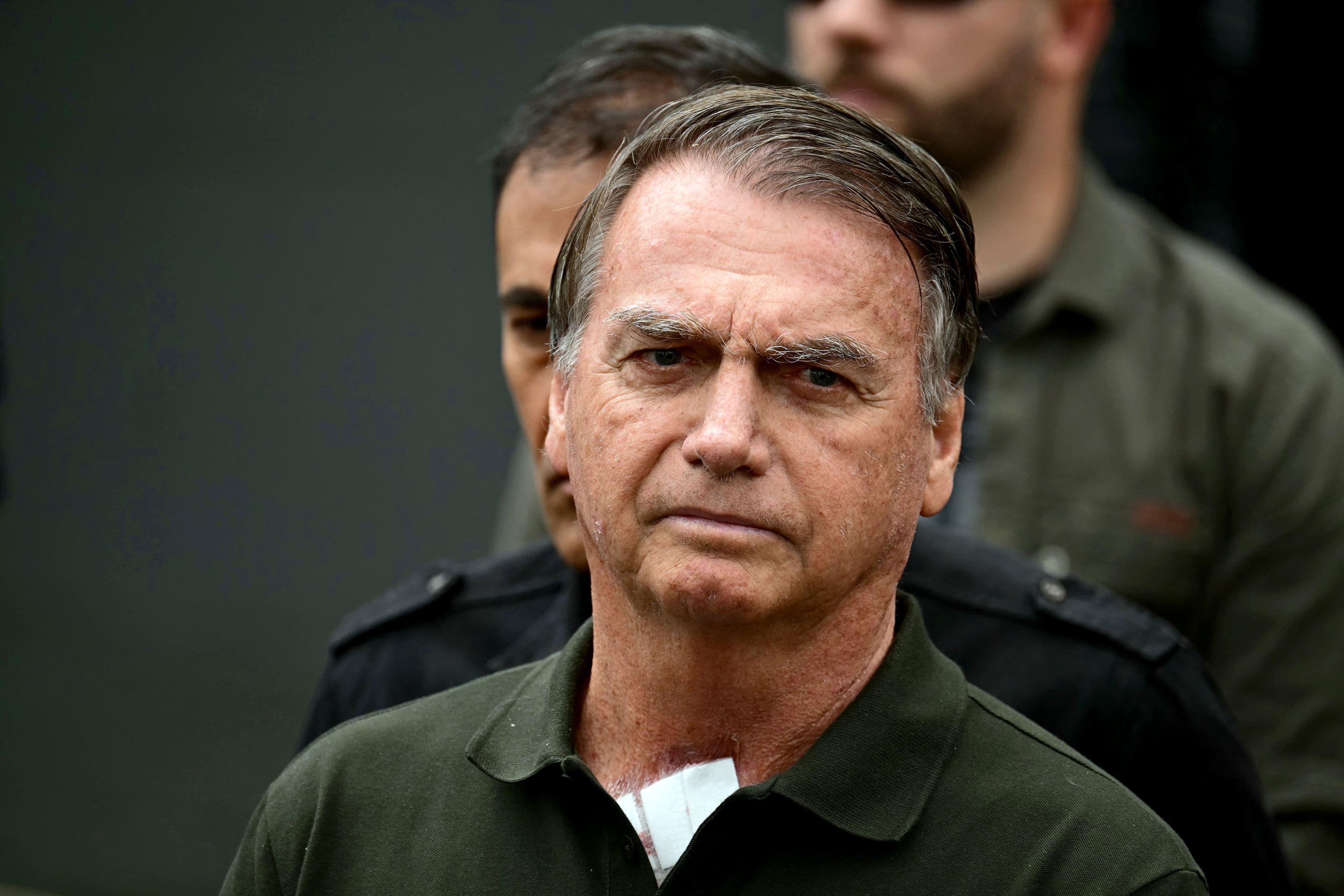 Ex-presidente Jair Bolsonaro passa por cirurgia no ombro em Brasília