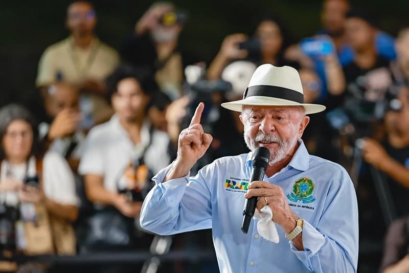 Presidente Lula defende a soberania nacional e a ressignificação das cores do Brasil em discurso no Rio de Janeiro