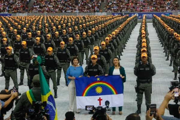 Raquel Lyra comanda formatura histórica de 2.299 novos policiais militares em Pernambuco