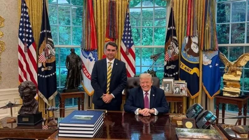 Flávio Bolsonaro discursa nos Estados Unidos contra tarifaço proposto pelo governo americano