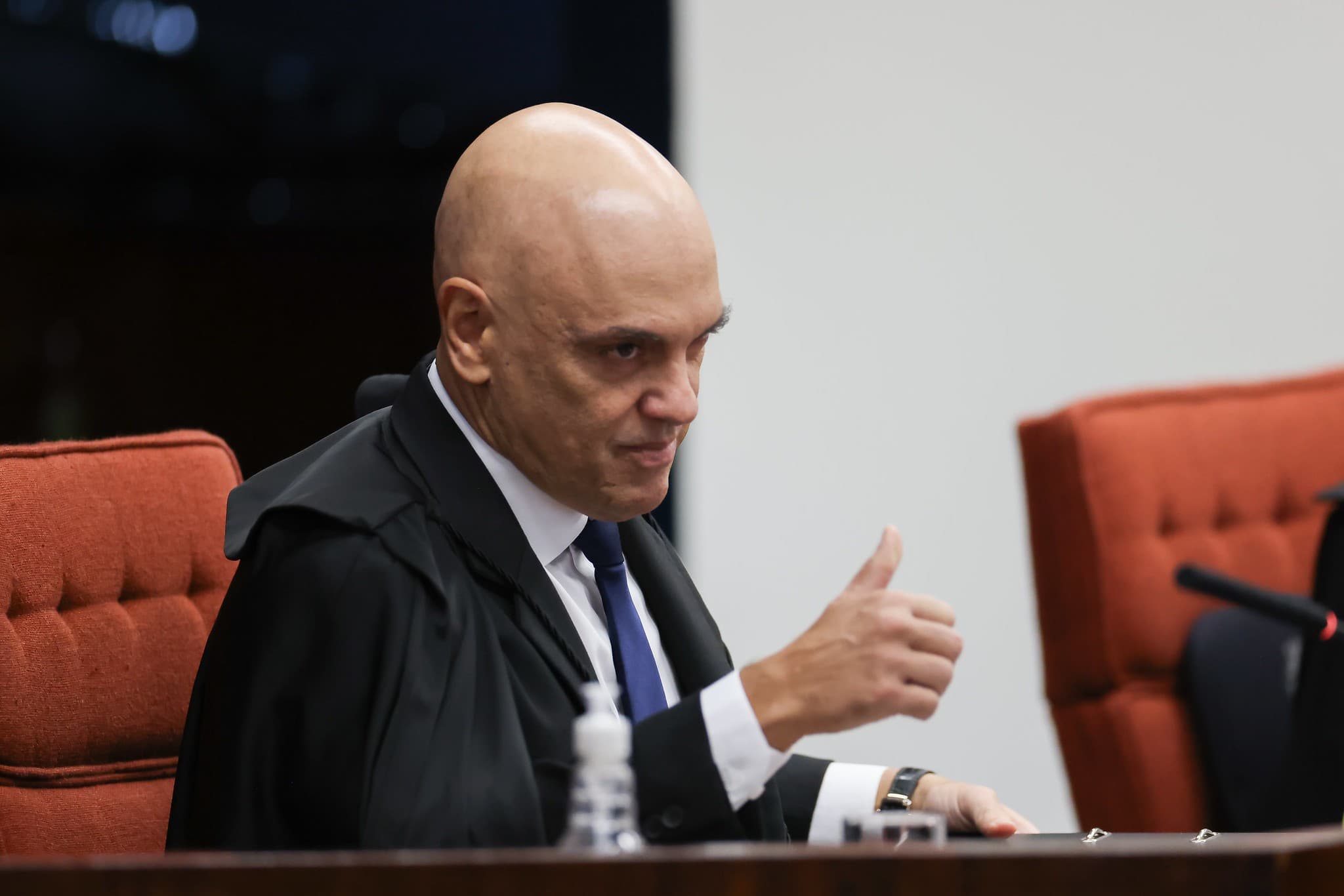 Flávio Bolsonaro se reúne com ministro Alexandre de Moraes para discutir situação do ex-presidente