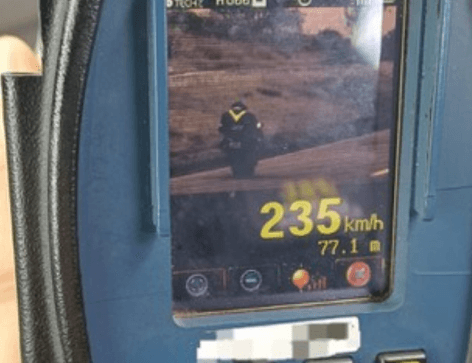 RECORDES DE RISCO: PRF Flagra Moto a 235 km/h na BR-232, no Agreste