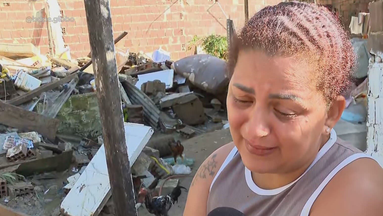 Mãe denuncia negligência da prefeitura após morte de filha e netos em tragédia no Recife