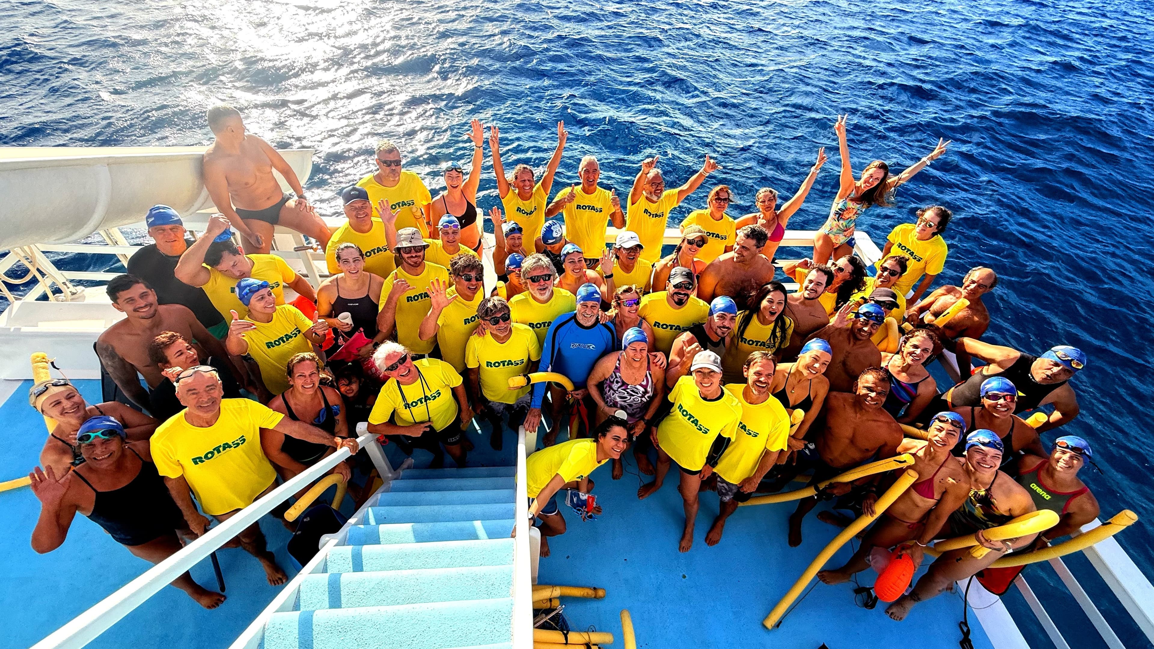 Nadadores completam desafio de 12 km nas águas de Fernando de Noronha