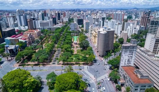 Chuva coloca 8 regionais de BH em alerta para risco geológico até terça-feira