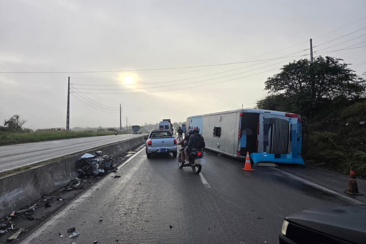Ônibus tomba na BR-232 em Caruaru e deixa 16 feridos
