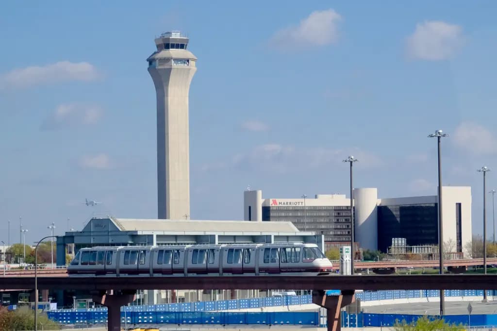 Casos de sarampo em aeroportos dos EUA acendem alerta sanitário durante período de viagens