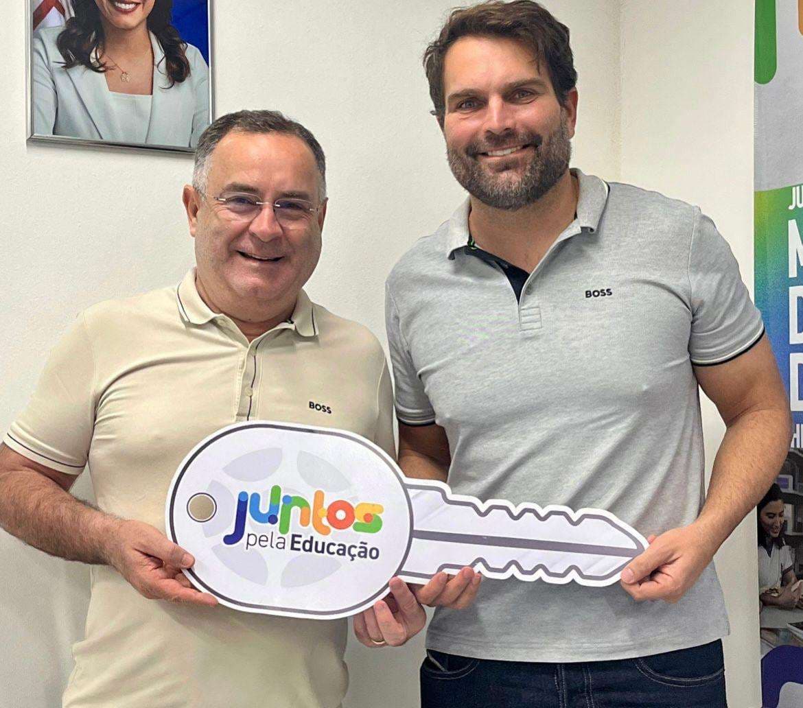 Prefeito Zeca Cavalcanti viabiliza quatro novos ônibus escolares para reforçar a rede de ensino em Arcoverde