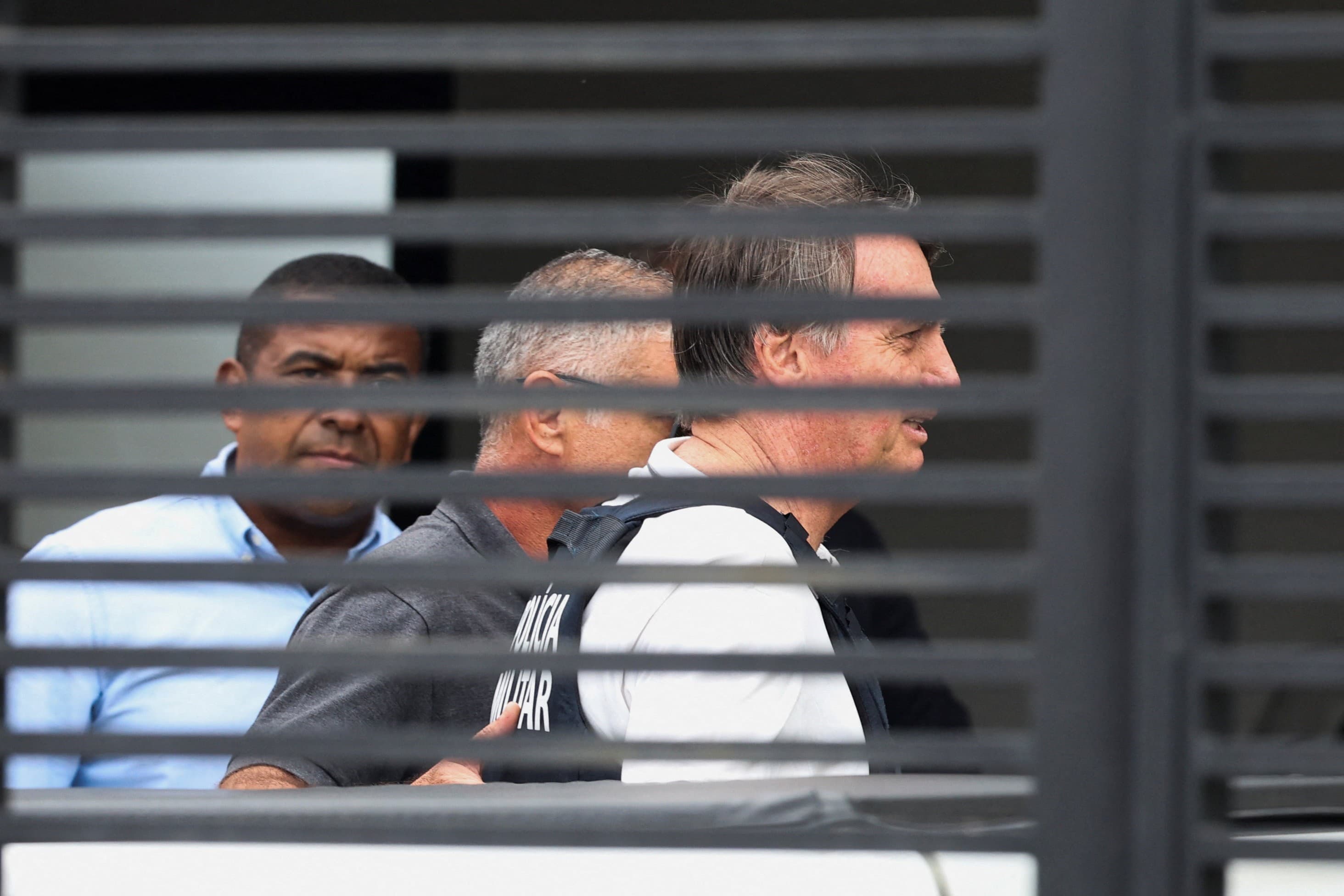 Deputada Talíria Petrone solicita retorno de Jair Bolsonaro ao regime fechado após suposta quebra de cautelares
