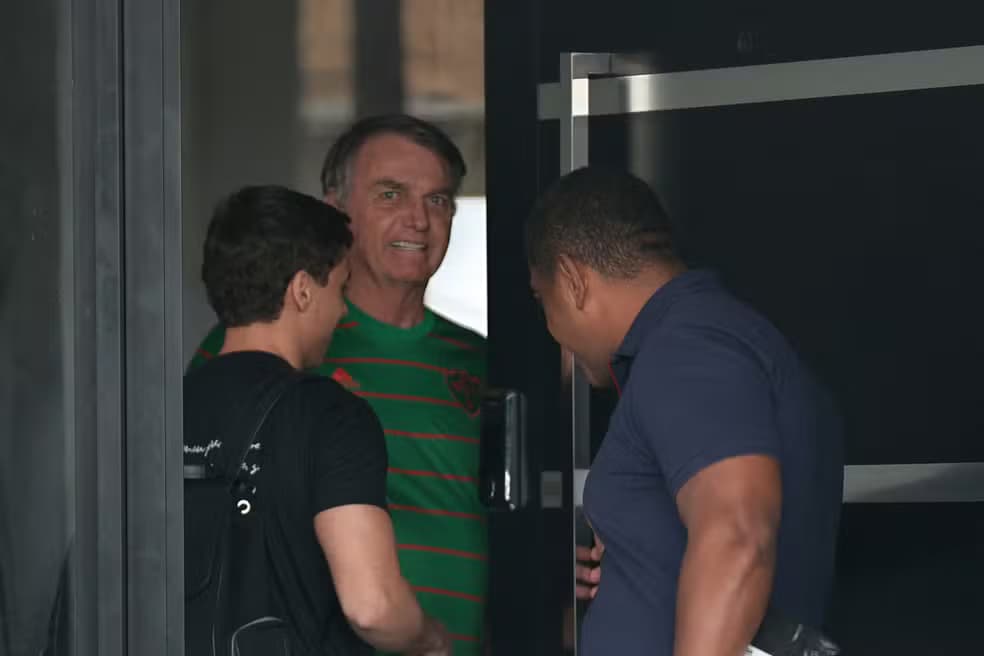 Moraes autoriza prisão domiciliar de Bolsonaro por 90 dias após quadro de saúde
