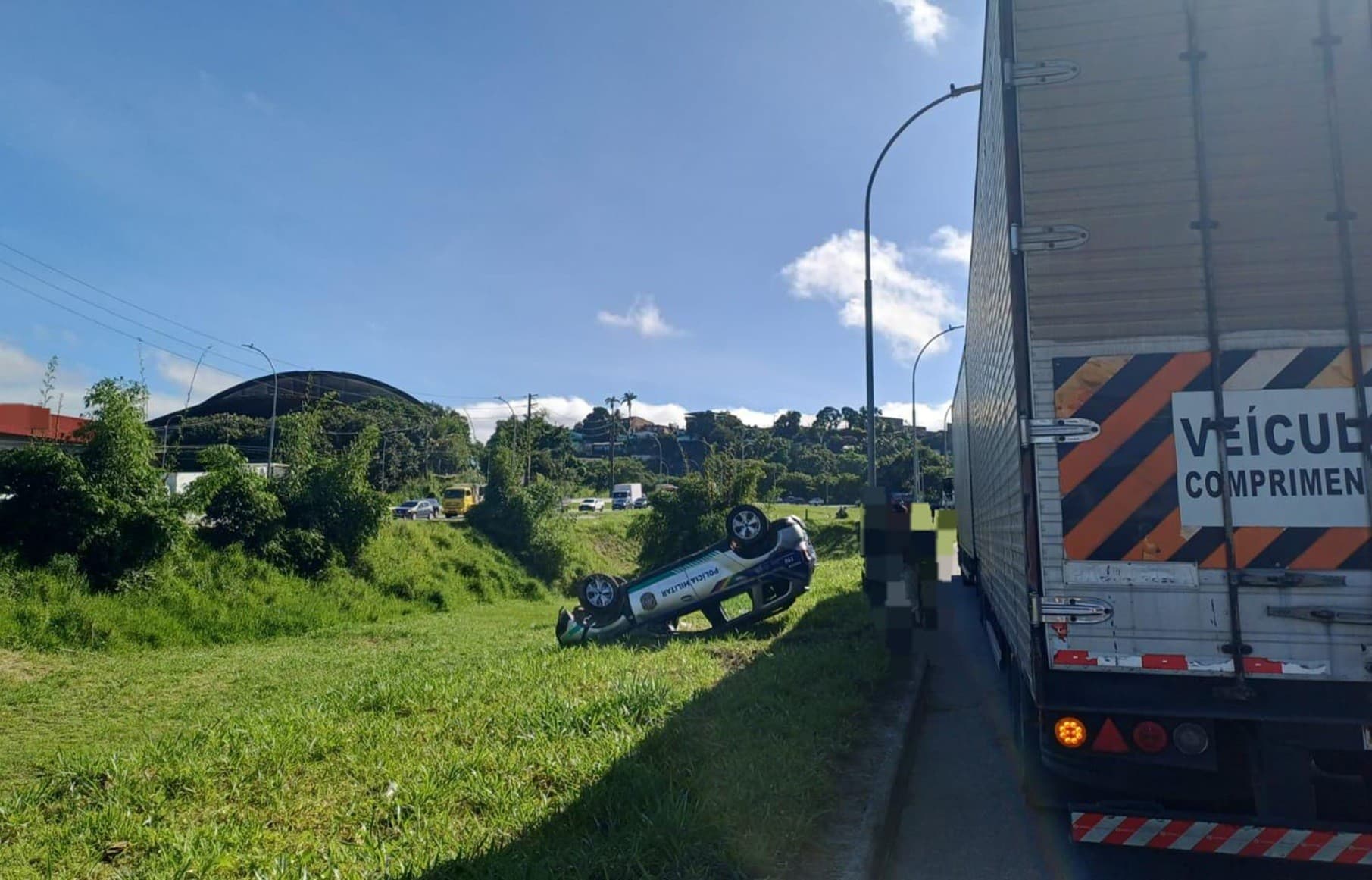 Viatura da Polícia Militar capota após colisão com caminhão na BR-101, no Recife