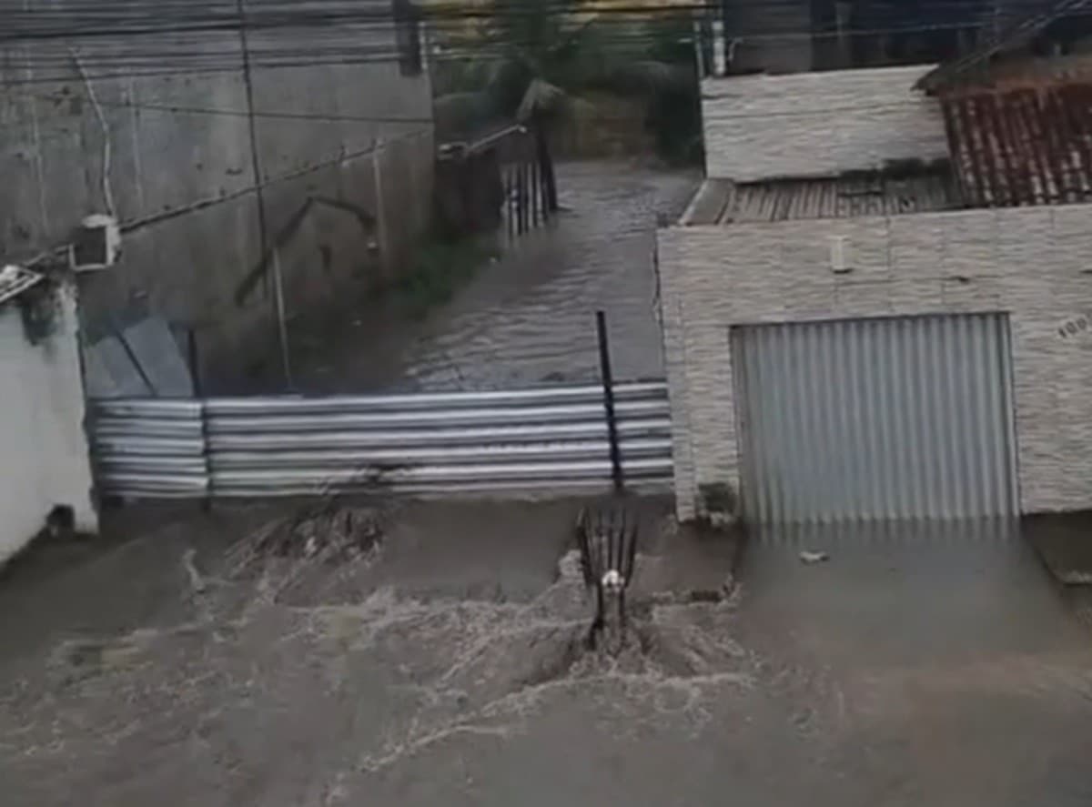 Fortes chuvas causam transbordamento de rios e interrompem abastecimento de água em Pernambuco
