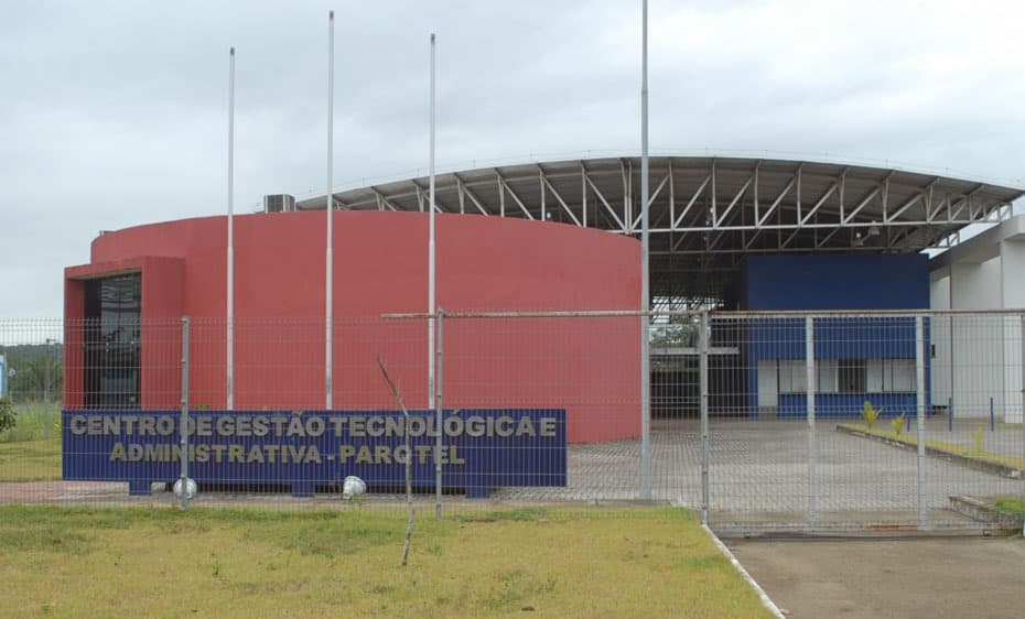 Homem morre após desabamento de pilastras em galpão do Parqtel, no Recife
