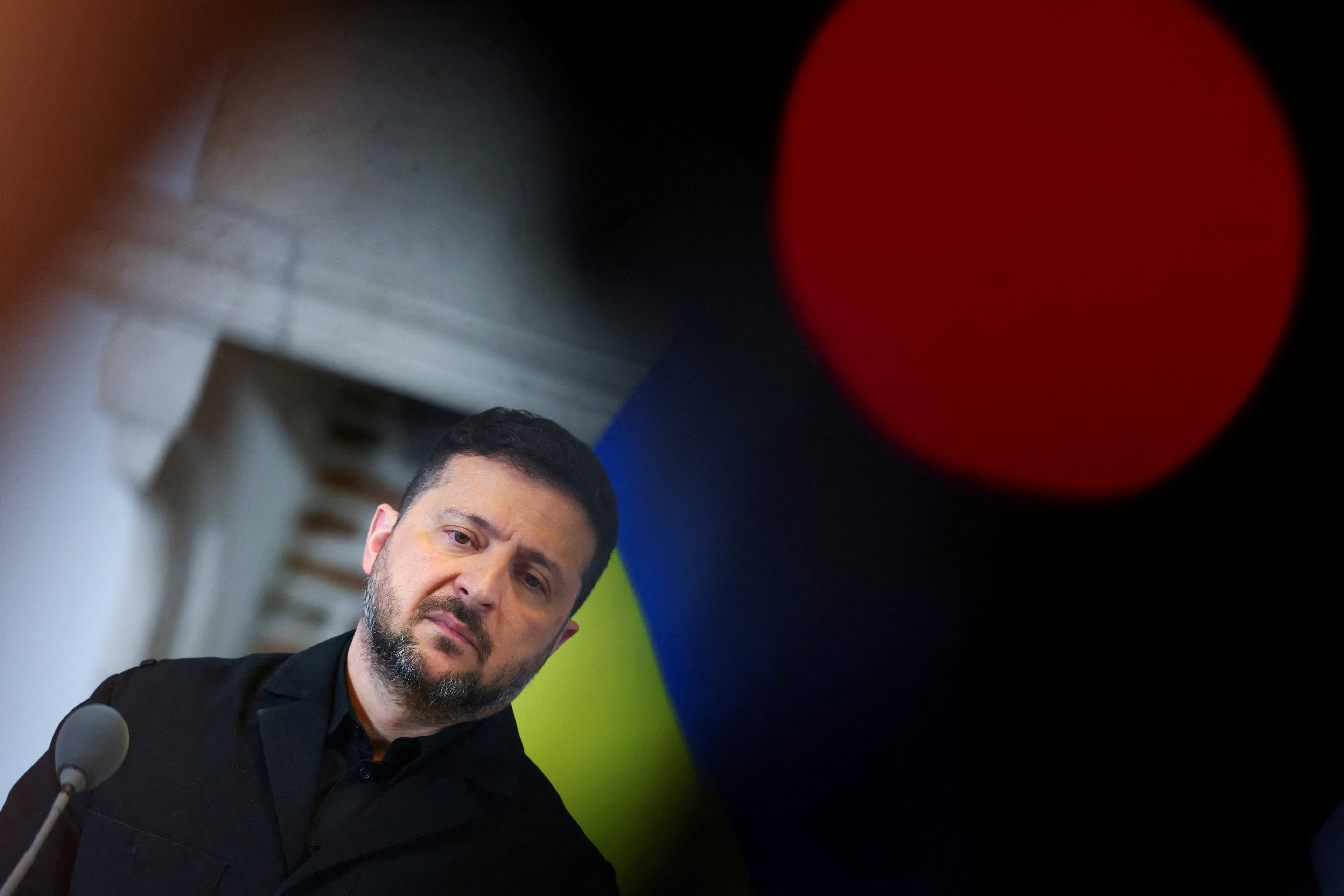 Zelensky condena decisão dos EUA de prorrogar suspensão de sanções ao petróleo russo