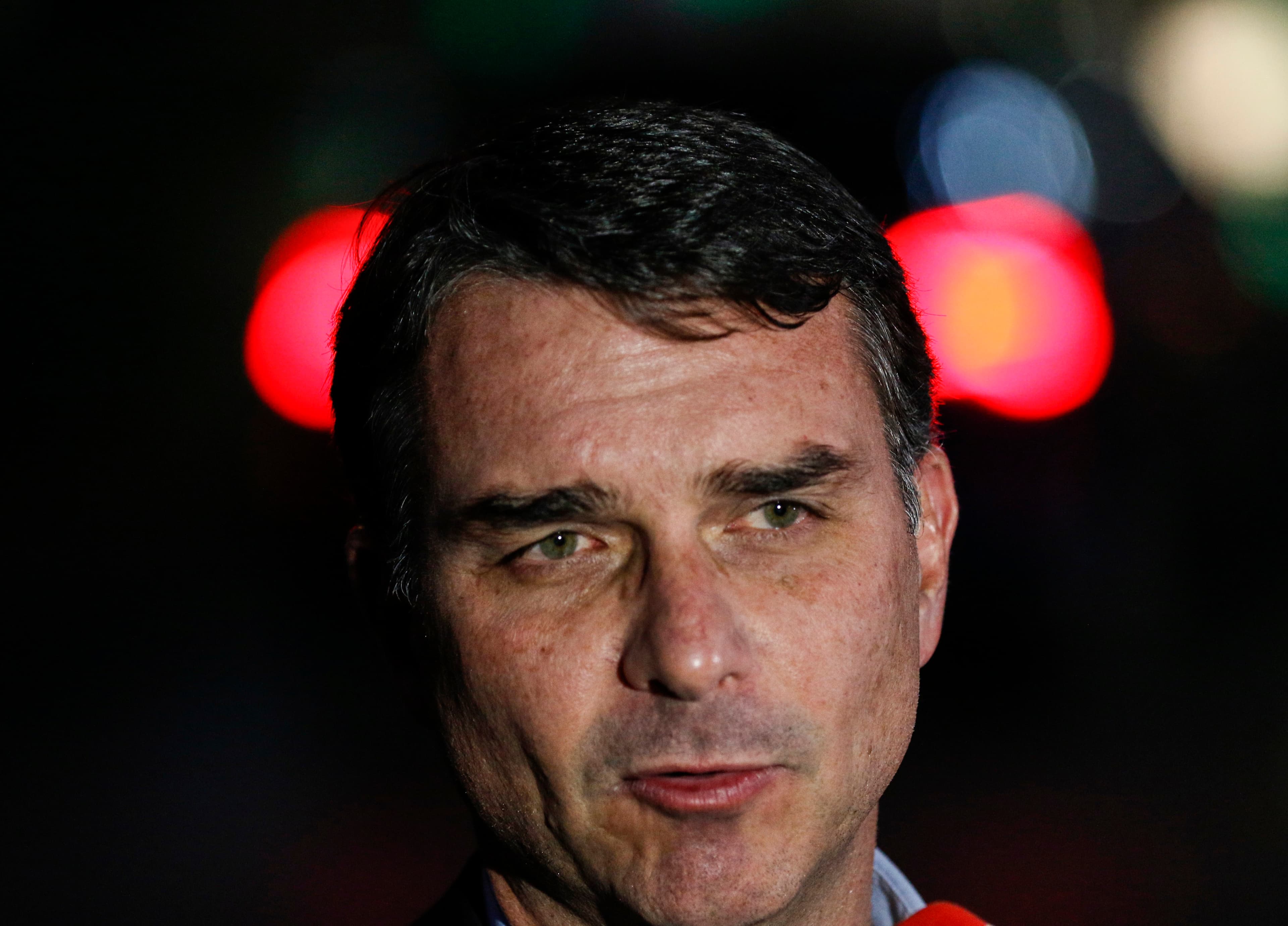 Flávio Bolsonaro defende criação de CPI para investigar Banco Master e ligações com o PT