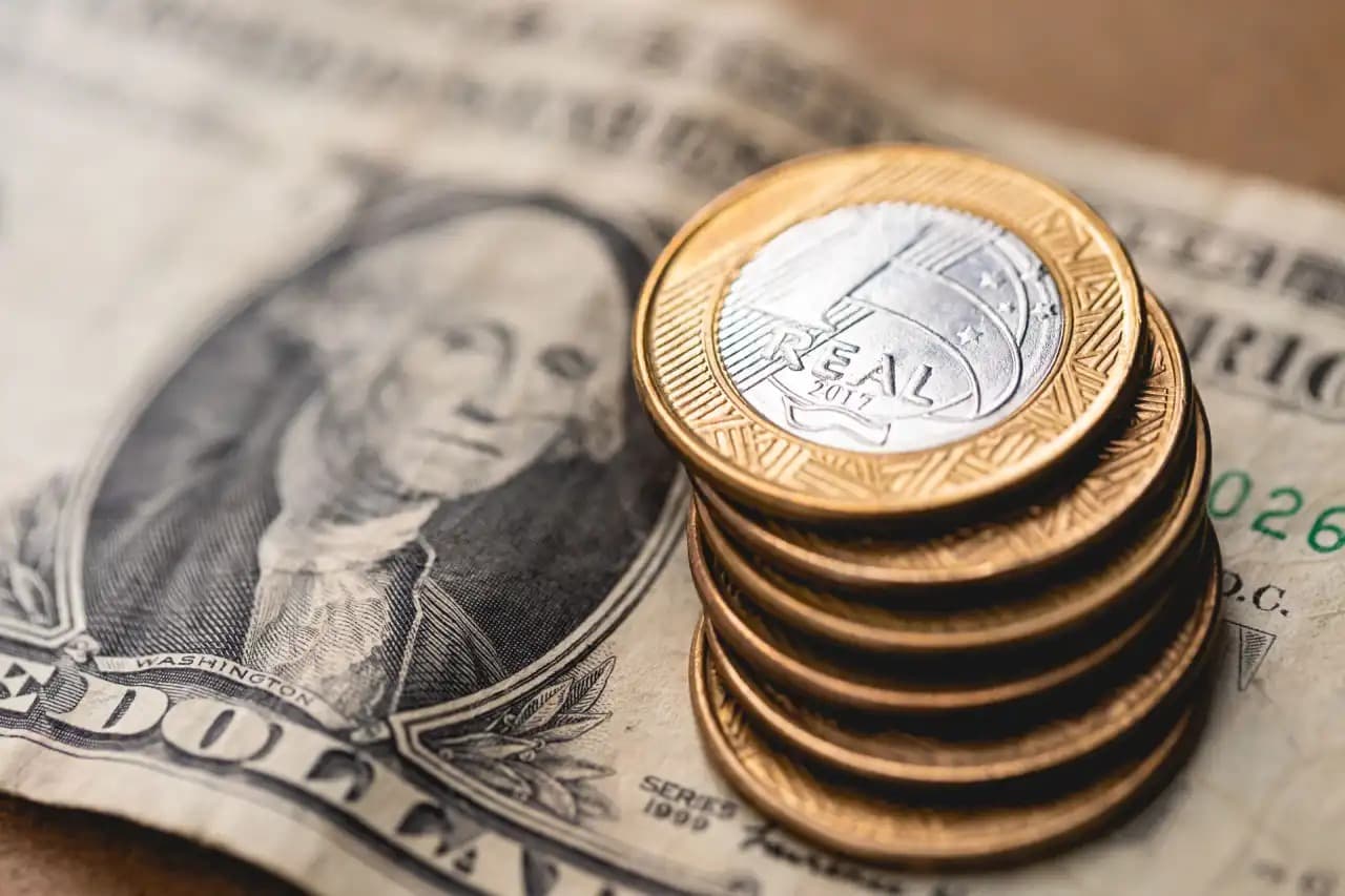 Dólar abre a semana em leve queda e opera próximo da estabilidade no Brasil