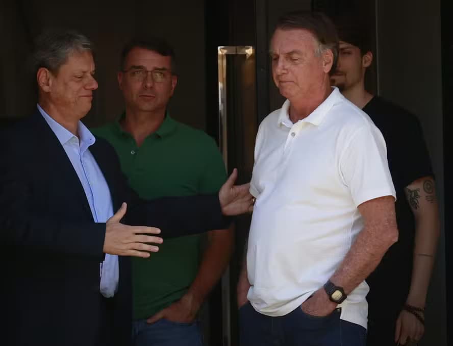 Flávio suaviza discurso e tenta reduzir tensão em visita de Tarcísio a Bolsonaro