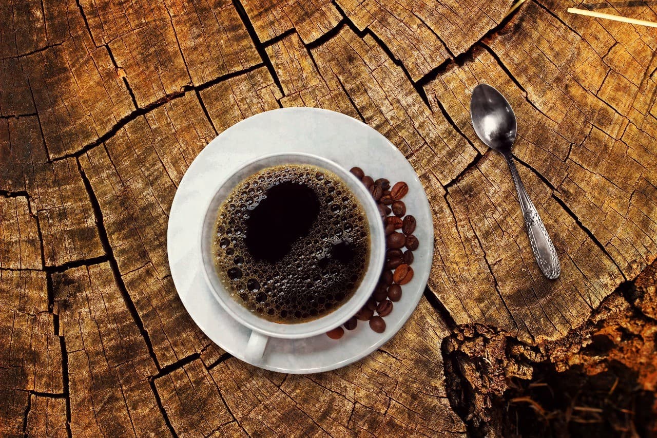 Alta do café perde fôlego, mas preços seguem em patamar elevado para o consumidor brasileiro