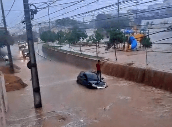 Chuvas intensas voltam a causar alagamentos e transtornos em diversos pontos da cidade