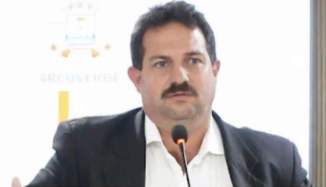 Denúncias de acúmulo ilegal de funções marcam gestão de Luciano Pacheco na Câmara de Arcoverde