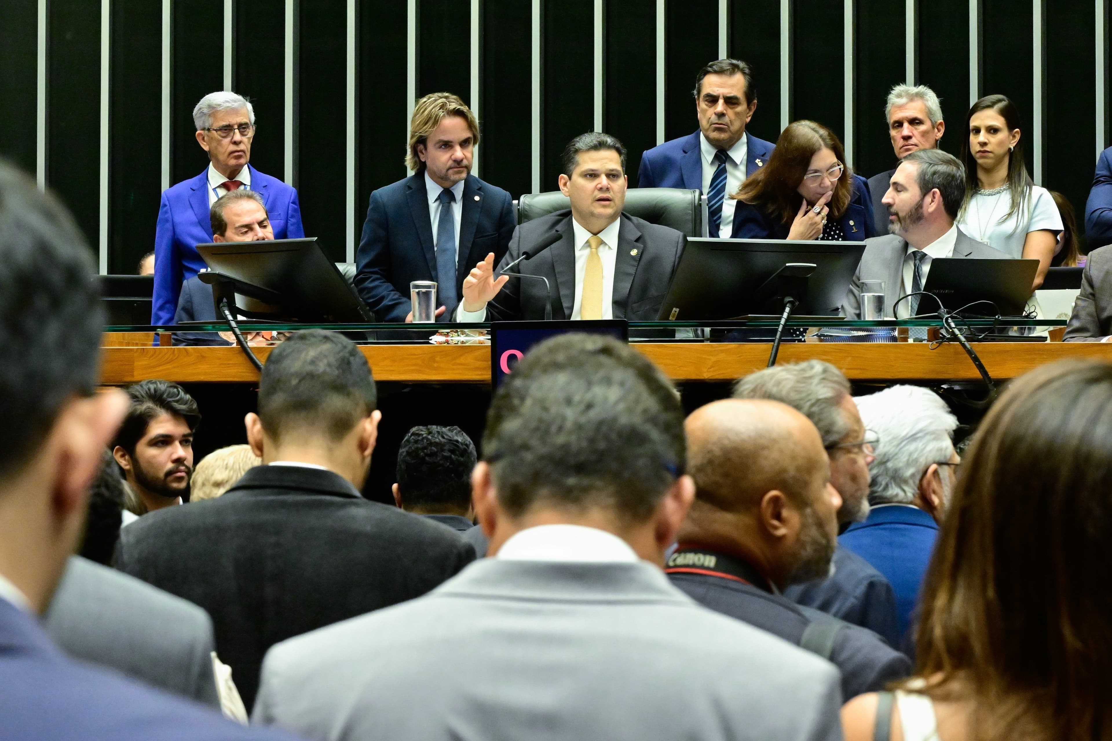 Congresso Nacional analisa veto presidencial ao PL da Dosimetria em sessão decisiva