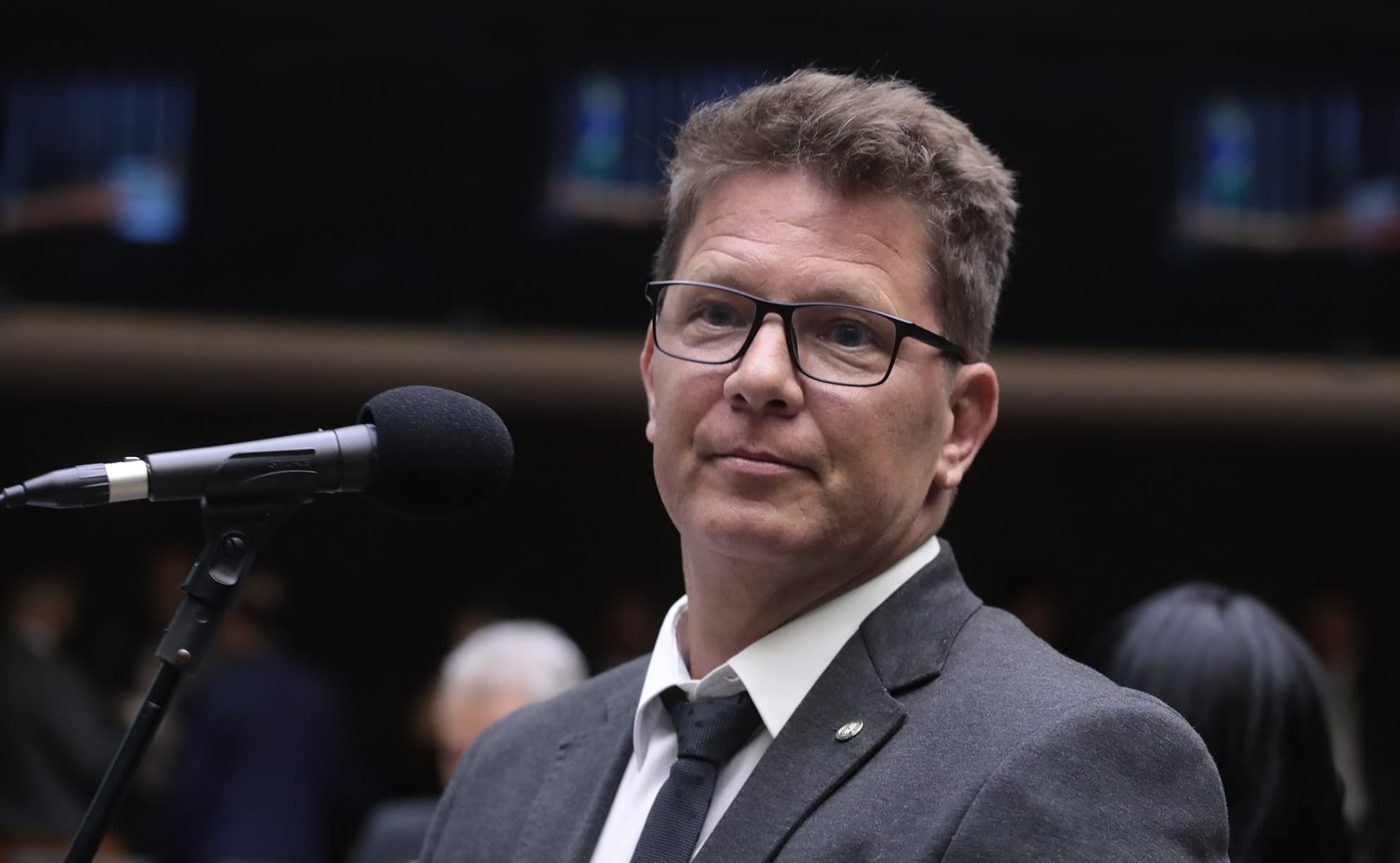 Ex-funcionária acusa gabinete do deputado Mario Frias de prática de rachadinha