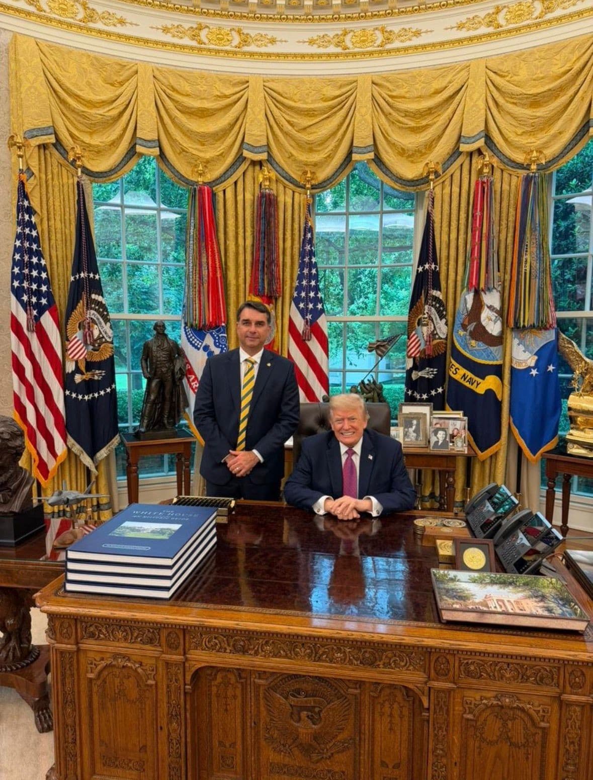 Flávio Bolsonaro se encontra com Donald Trump em Washington em meio a desafios eleitorais