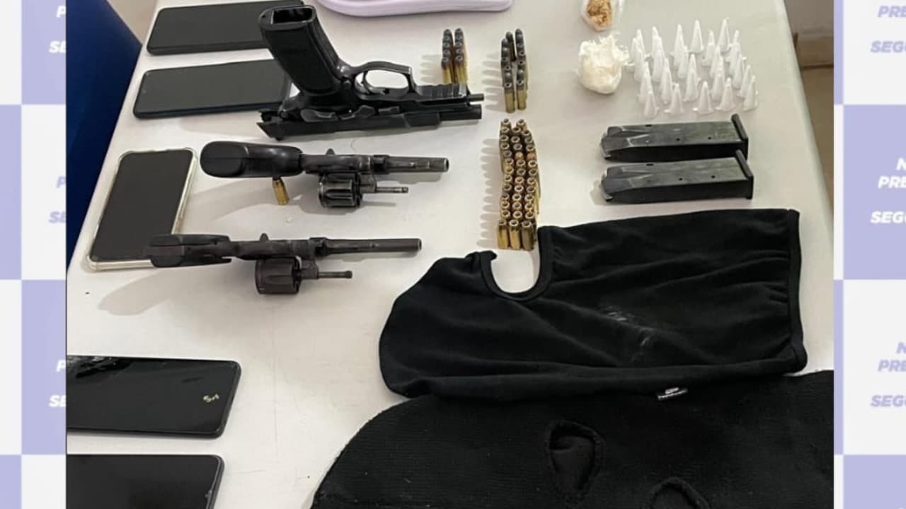 Homem é preso com armas, munições e drogas após tentar fugir da PM em Jupi